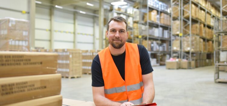 warehouse worker using 3pl
